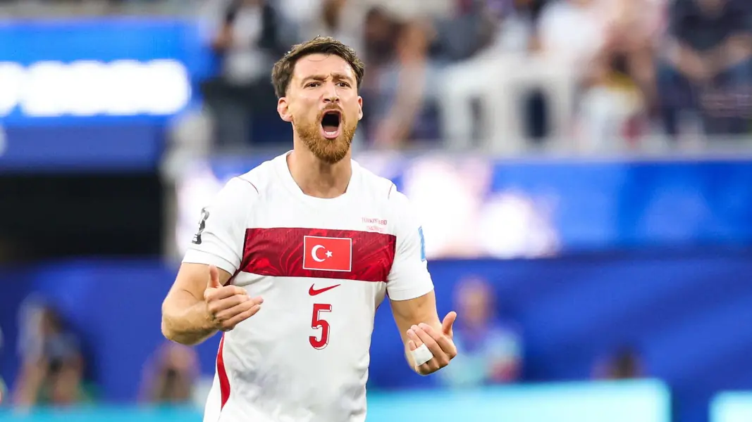Salih Özcan schied mit der Türkei bei der WM in der Gruppenphase aus. (Foto: IMAGO / EPA)