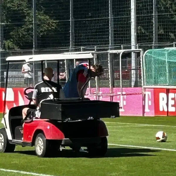 Dritter Tag, erste Verletzung? FC-Profi im Golf-Cart abtransportiert