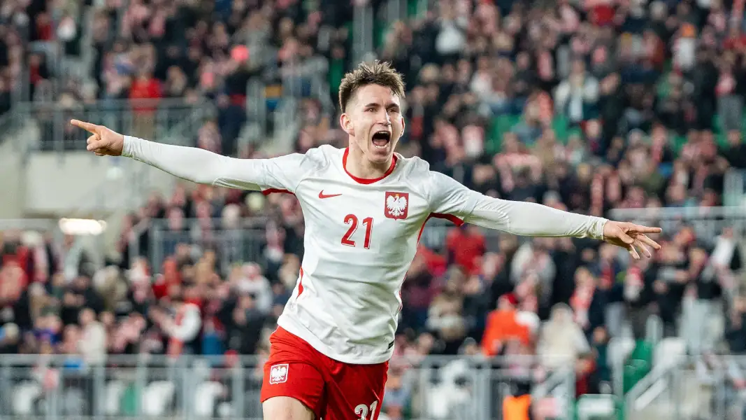 Marcel Regula jubelt im Trikot der polnischen U21. (Foto: IMAGO / Ball Raw Images)
