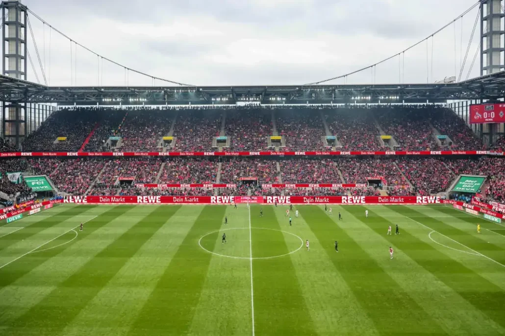 So plant der FC den neuen Look im Stadion (hier mit REWE als Beispiel): neue LED-Banden, einheitliche Farbwelt in Rot und Weiß. (Foto: 1. FC Köln)