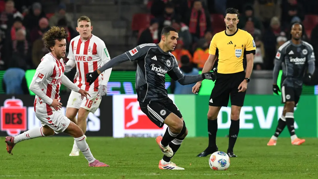 Bald Mitspieler? Ellyes Skhiri gegen Luca Waldschmidt und Isak Johannesson. (Foto: IMAGO / DeFodi Images)