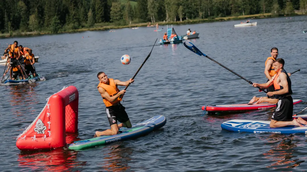 Said El Mala & Co. beim SUP-Polo. (1. FC Köln/Henrik Steinert)