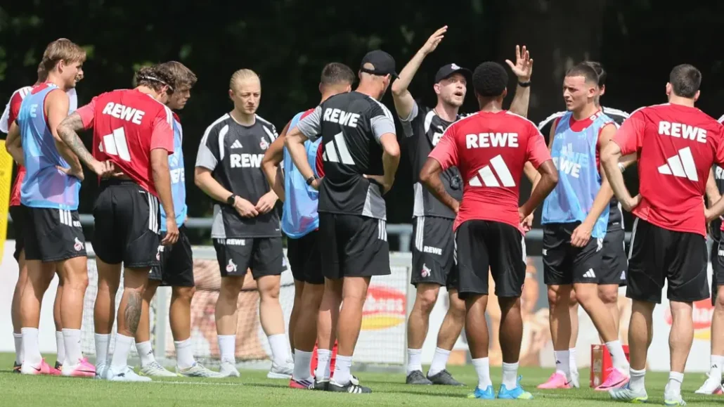 Ansprache im Teamkreis. (Foto: Bucco)