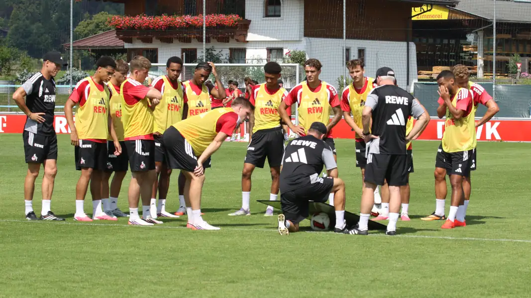 Taktische Anweisungen in St. Johann. (Foto: GEISSBLOG)