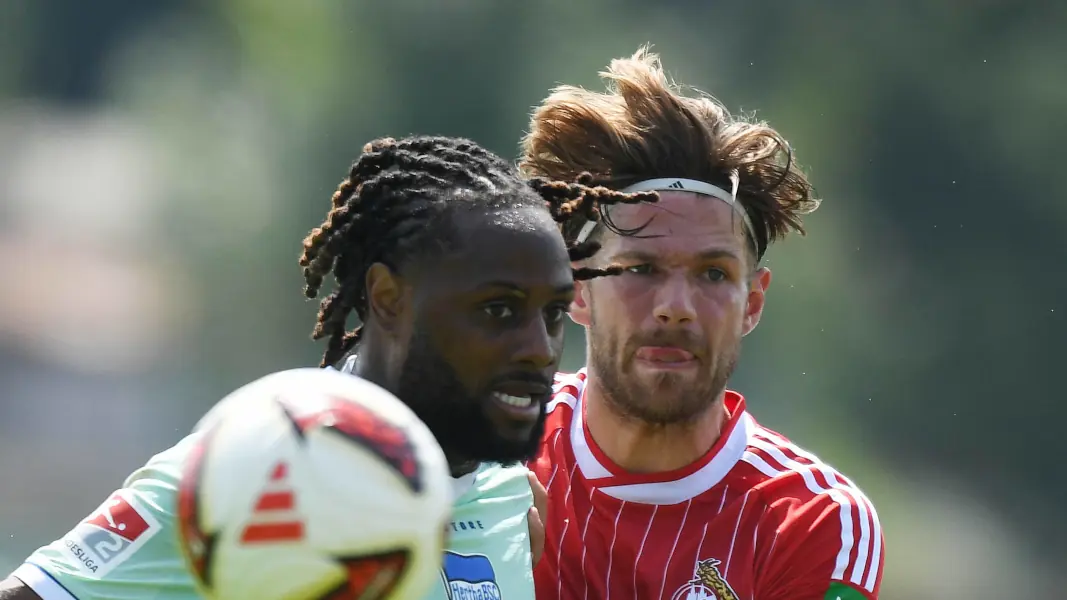 Jan Thielmann gegen Herthas Evan Zeefuik. (Foto: IMAGO / Jan Huebner)