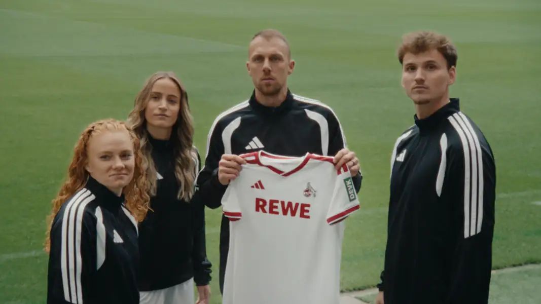 Laura Vogt, Vanessa Leimenstoll, Marvin Schwäbe und Rav van den Berg mit dem neuen adidas-Trikot im offiziellen Video. (Foto: 1. FC Köln)