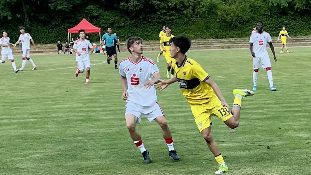 Die U19 trug gegen Aachen als erste Mannschaft des 1. FC Köln die neuen Adidas-Heimtrikots. (Foto: GEISSBLOG)
