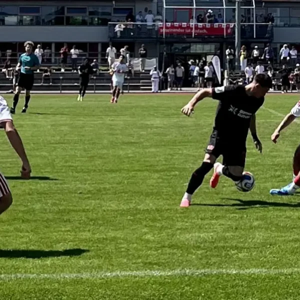 „Sah nicht gut aus!“ Doppelpack bei FC-Debüt – aber große Sorgen um Sturm-Talent