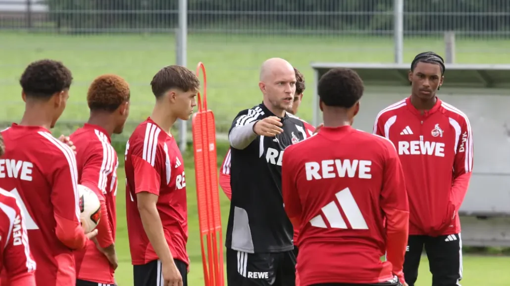 René Wagner spricht am Dienstagnachmittag zur Mannschaft. (Foto: GEISSBLOG)