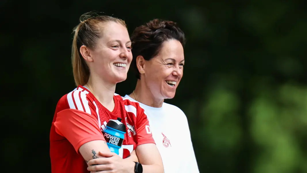 Keira Walsh mit FC-Sportchefin Nicole Bender-Rummler. (Foto: IMAGO / Beautiful Sports)
