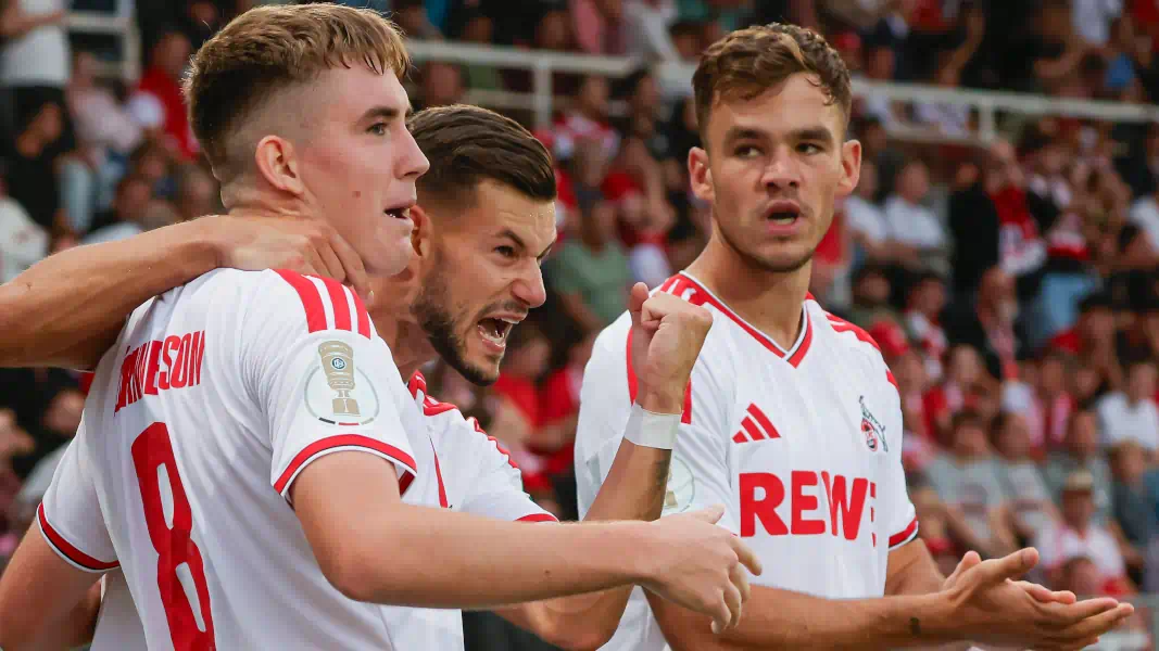 Werbung für die Rolle neben Skhiri: Torschütze Isak Johannesson jubelt mit Konkurrent Tom Krauß und Stürmer Thijs Dallinga. (Foto: imago/HMB-Media)