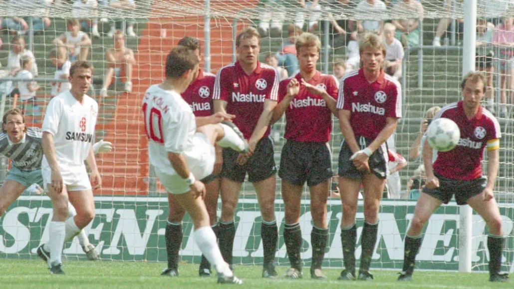 Pierre Littbarski schießt einen Freistoß.