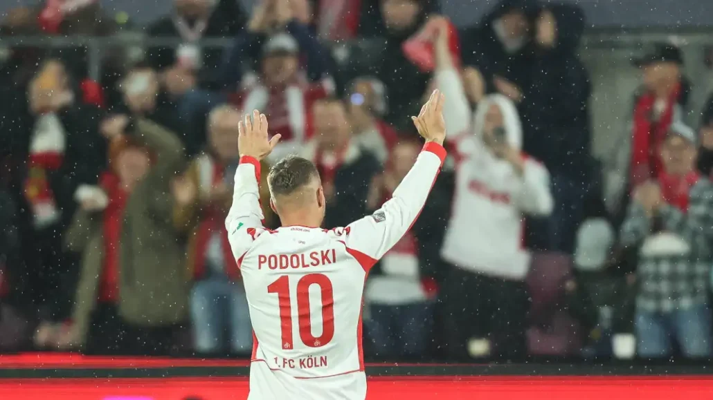 Lukas Podolski applaudiert den Fans.