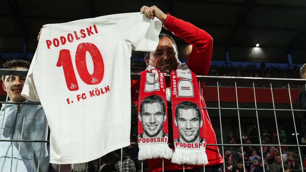 Ein Fan hält das Trikot der 10 hoch.