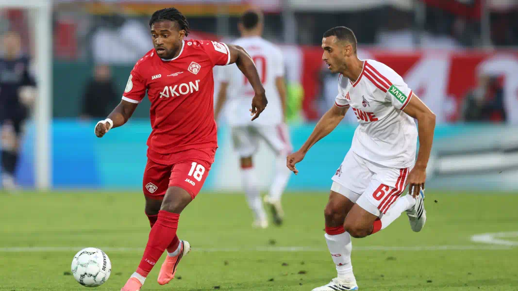 Ellyes Skhiri verfolgt im Pokal einen Würzburger.