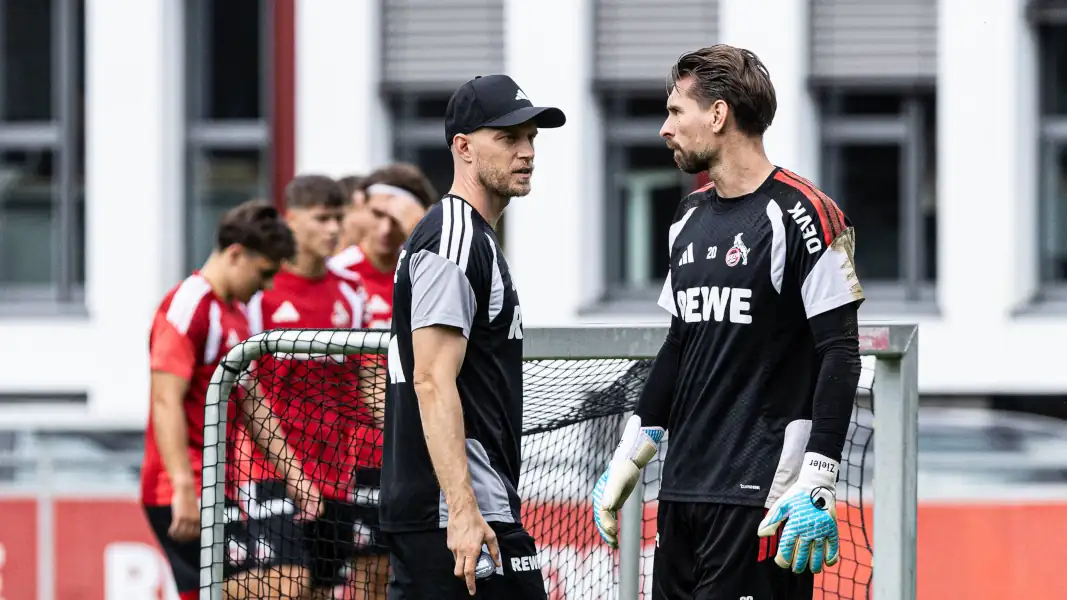 René Wagner spricht mit Ron-Robert Zieler.