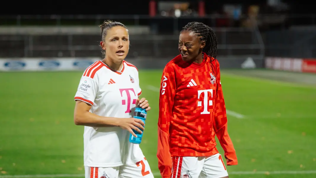 Lydia Andrade und Laura Feiersinger nach dem Sieg gegen Hoffenheim. (Foto IMAGO / Gabor Baumgarten)