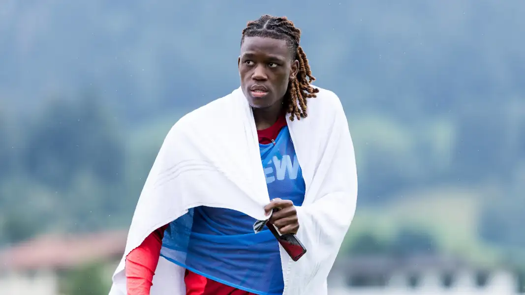 Elias Bakatukanda kam krank zurück aus dem Trainingslager. (Foto: IMAGO / Beautiful Sports International)
