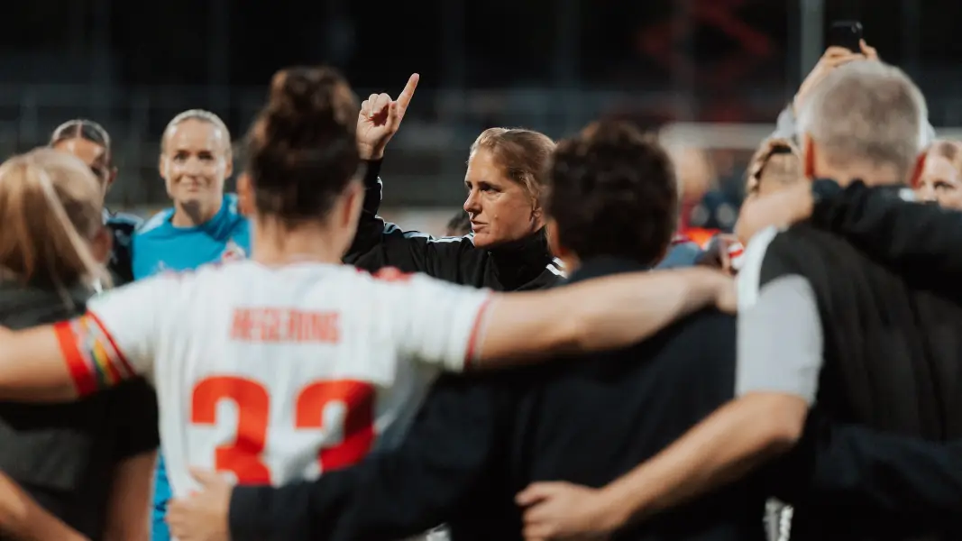 Britta Carlson und ihr Team nach dem Heimsieg gegen Hoffenheim. (Foto: IMAGO / Gabor Baumgarten)