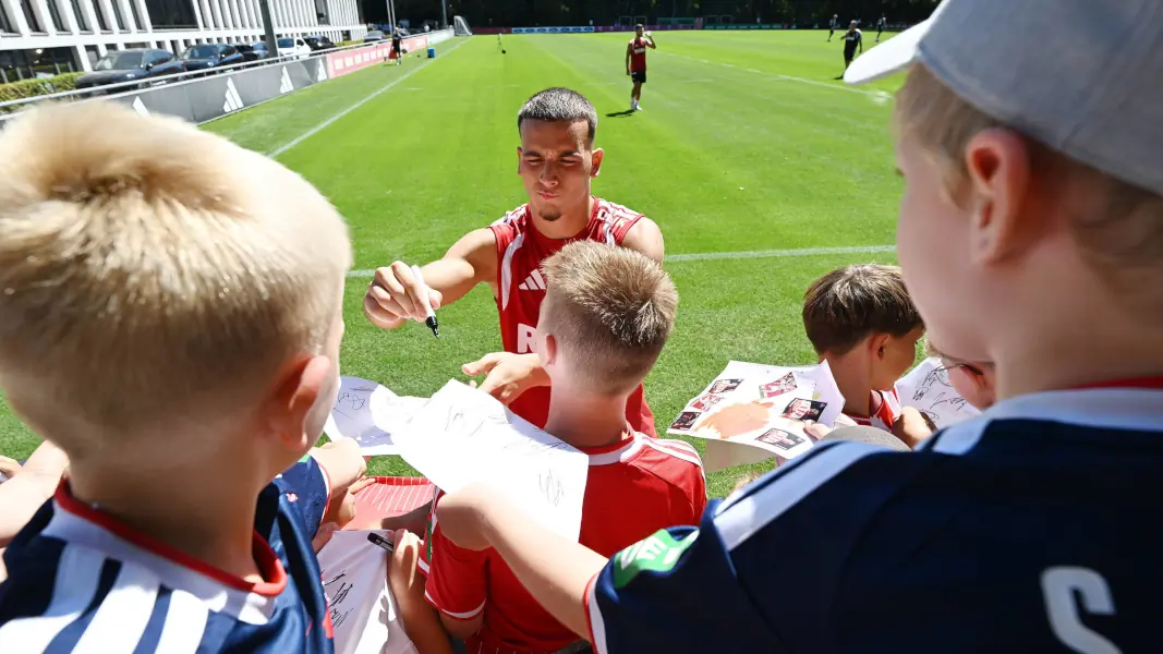 Said El Mala erfüllte auch am Samstag wieder sämtliche Autogrammwünsche. (Foto: IMAGO / Jan Huebner)