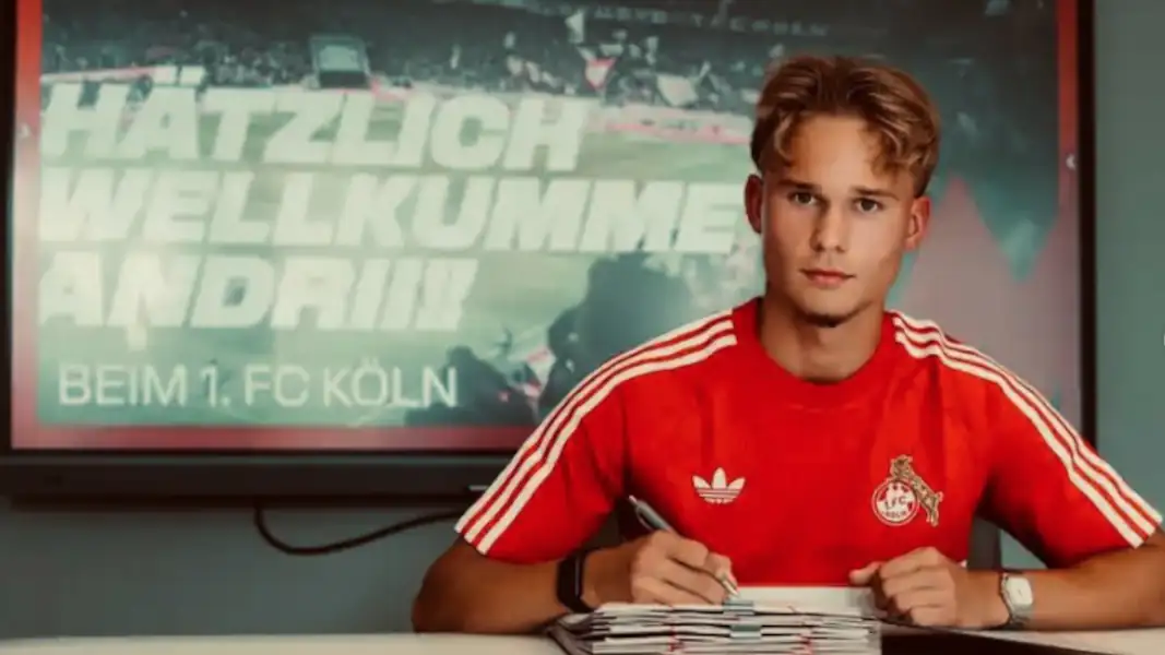 Andrii Hamzik bei der Vertragsunterschrift. (Foto: 1. FC Köln)