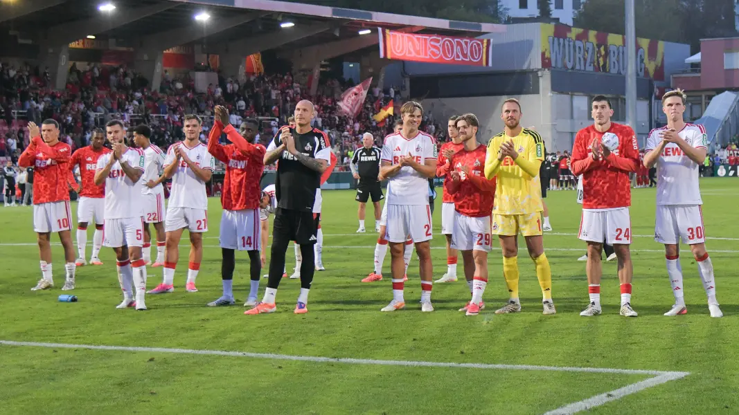 Die FC-Profis bejubeln das Weiterkommen vor dem Gästeblock. (Foto: IMAGO / Jan Huebner)