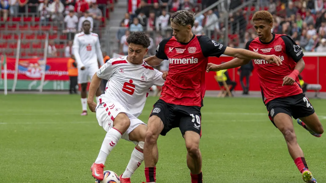 Kerim Alajbegovic (M.) verlor 2025 mit Bayer Leverkusen das U19-Finale gegen den 1. FC Köln um Justin von der Hitz. (Foto: IMAGO / HMB-Media)