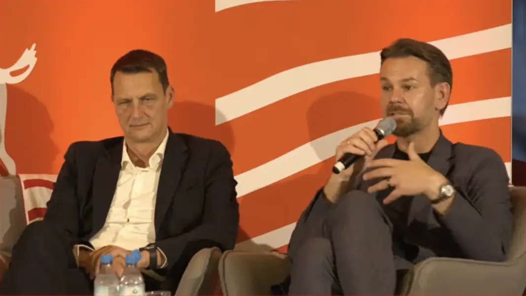 Ulf Sobek und Thomas Kessler auf dem Mitgliederstammtisch. (Foto: 1. FC Köln)