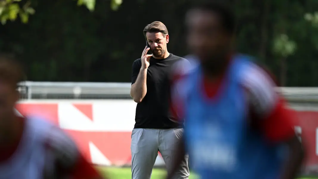 Sportchef Thomas Kessler beim Training am Donnerstag. (Foto: IMAGO / Jan Huebner)