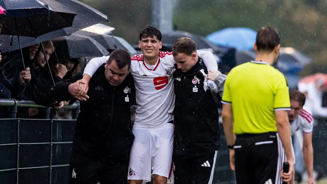 Luca Mijatovic wird vom Platz geführt. (Foto: IMAGO / Beautiful Sports)