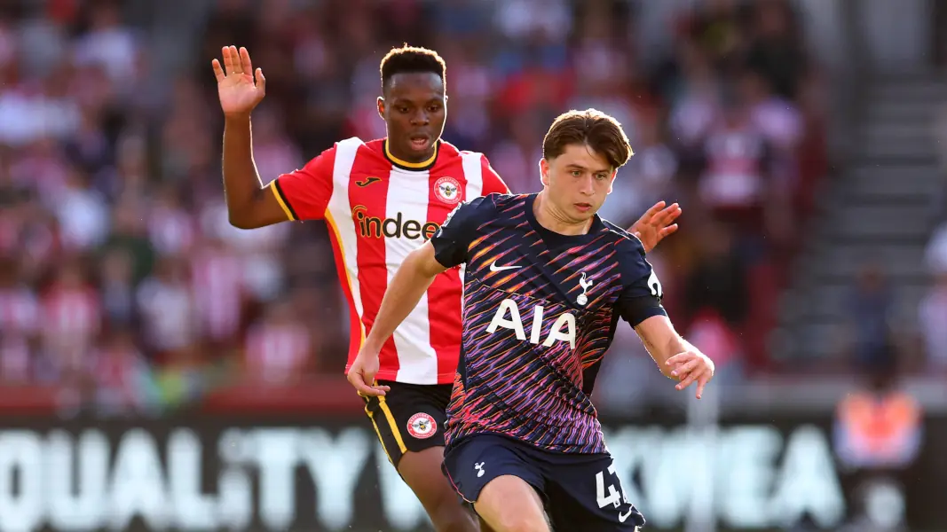 Mikey Moore (r.) beim Premier-League-Auftakt gegen Brentford. (Foto: IMAGO / Sportimage)
