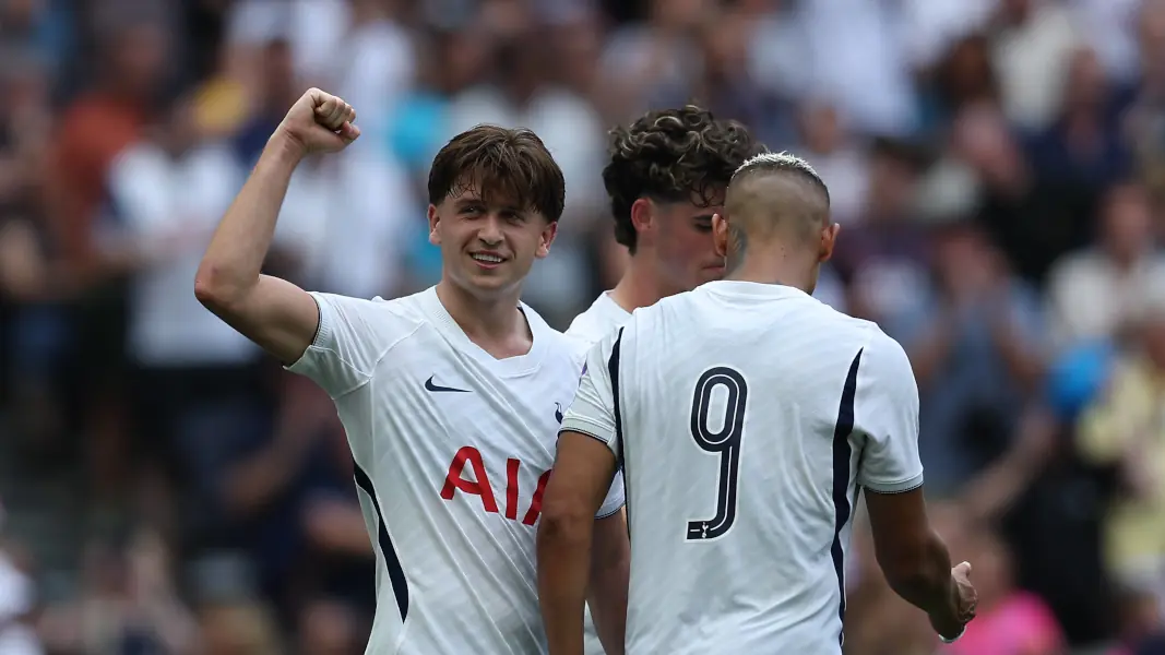 Mikey Moore (l.) jubelt für die Tottenham Hotspur gegen Hoffenheim. (Foto: IMAGO / Action Plus)