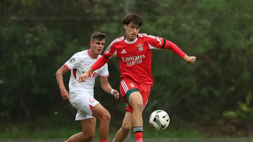 Gil Neves spielte bislang für die U23 von Benfica. (Foto: IMAGO / Prime Sports Images)
