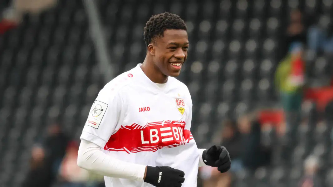 Mansour Ouro-Tagba im Trikot des VfB Stuttgart. (Foto: IMAGO / STEINSIEK.CH)