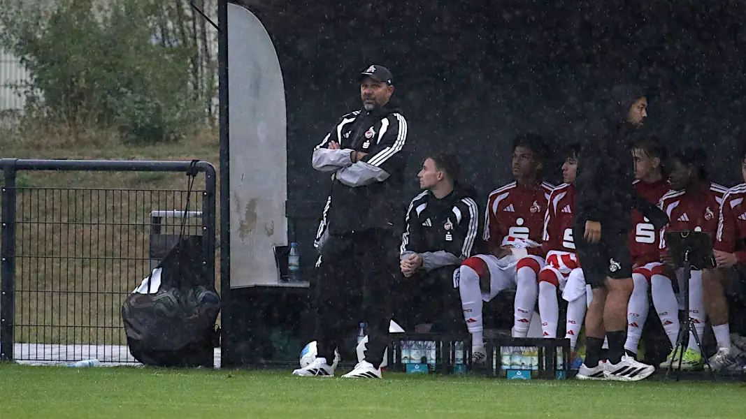 Stefan Ruthenbeck am Mittwoch in Rondorf an der Seitenlinie. (Foto: GEISSBLOG)