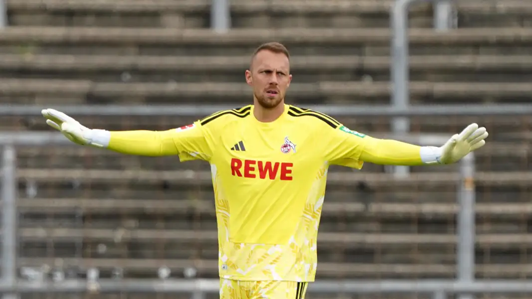 Marvin Schwäbe war gegen Paderborn nicht zufrieden mit seinen Vorderleuten. (Archivbild: IMAGO / Chai v.d. Laage)