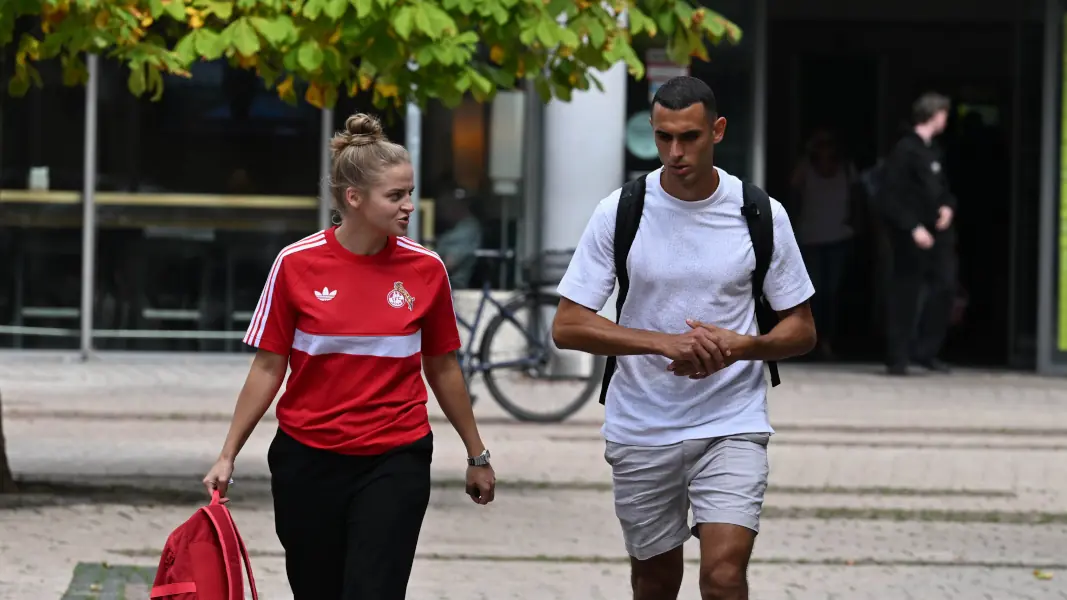 Ellyes Skhiri mit Lena Uebach auf dem Weg zum Medizincheck. (Foto: IMAGO / Jan Huebner)
