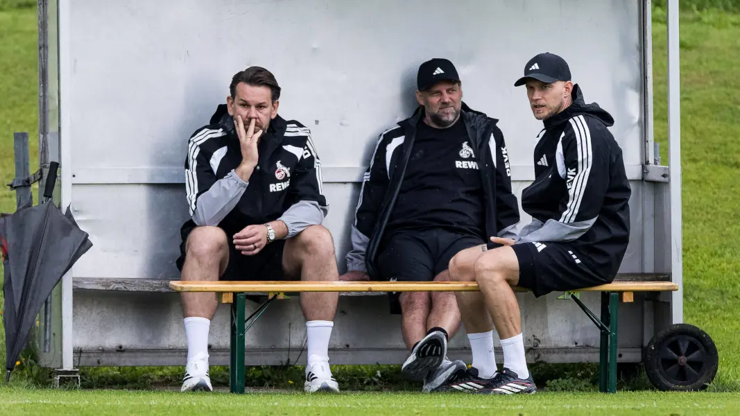 Sportchef Thomas Kessler mit Kaderplaner Tim Steidten und Trainer René Wagner. (Foto: IMAGO / Beautiful Sports International)