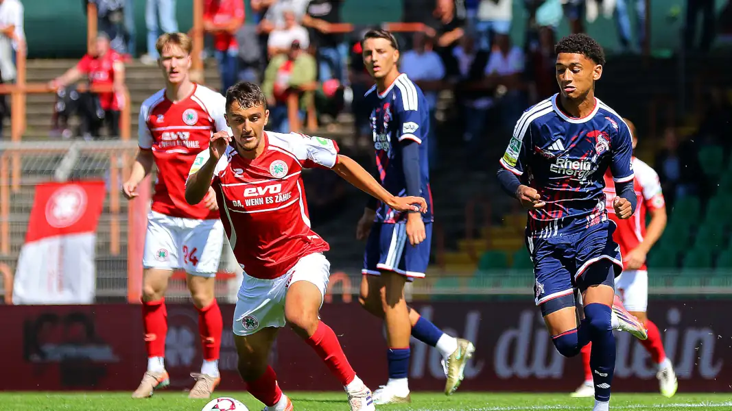 Nilas Yacobi (re.) und Malek El Mala (Mitte) im Auswärtsspiel in Oberhausen. (Foto: IMAGO / Funke Foto Services)