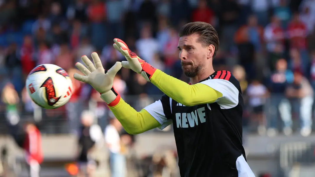 Ob Ron-Robert Zieler im Pokal spielen wird, ist noch offen. (Foto: IMAGO / Maximilian Koch)