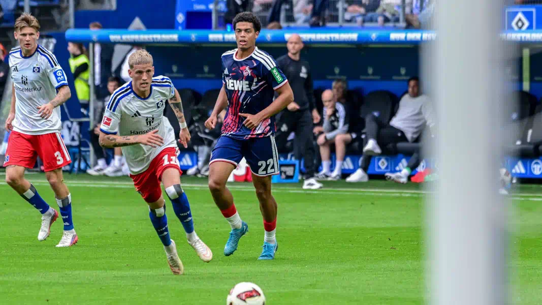 Jahmai Simpson-Pusey (Köln) läuft Albert Gronbaek nuzr hinterher.