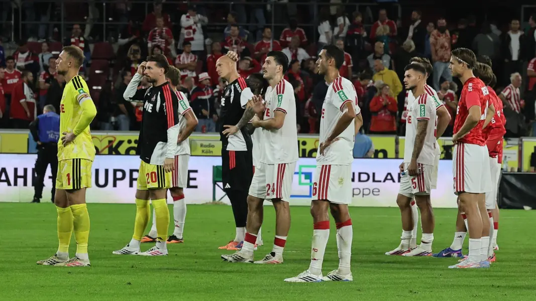 Die Profis des 1. FC Köln standen nach dem 1:1 gegen Werder Bremen enttäuscht vor der Südkurve. (Foto: Bucco)