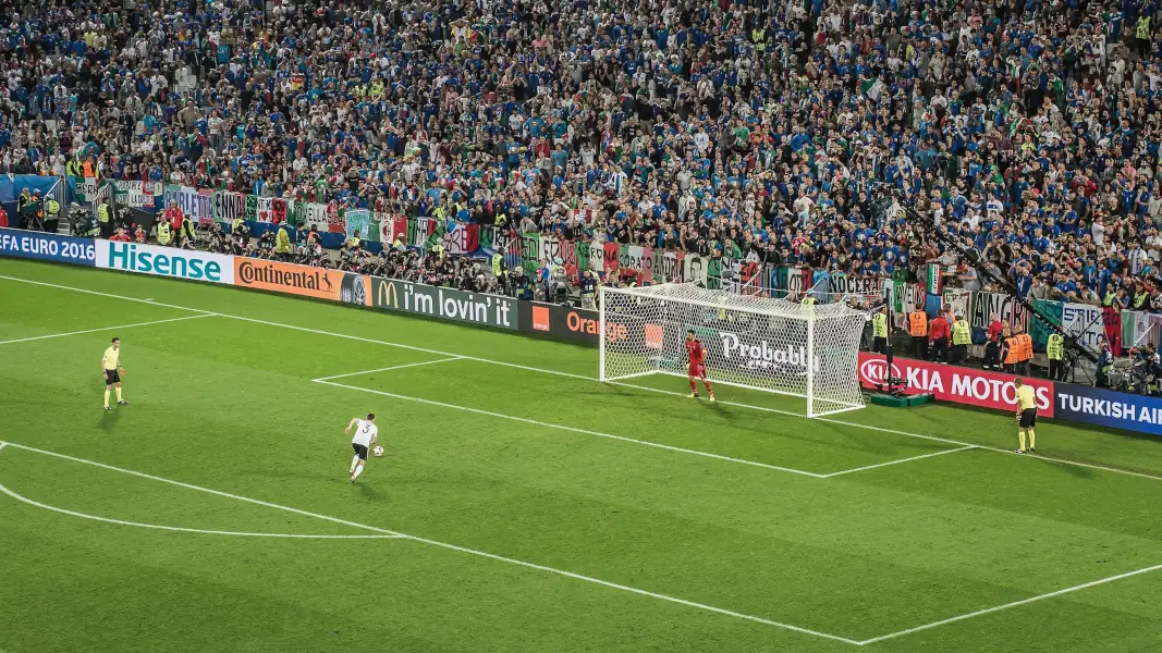 Ein FC-Moment für die Ewigkeit: Jonas Hector verwandelt gegen Gigi Buffon im EM-Viertelfinale 2016 den entscheidenden Elfmeter. (Foto: IMAGO / Sebastian Wells)