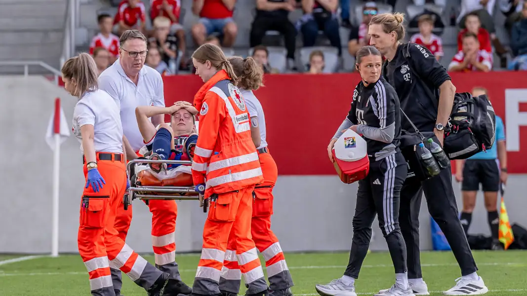 Sandra Maria Jessen muss vom Platz getragen werden. (Foto: IMAGO / HMB-Media)