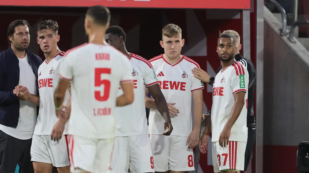 Die FC-Profis um Linton Maina waren gegen Bremen in der zweiten Halbzeit ratlos. (Foto: Bucco)