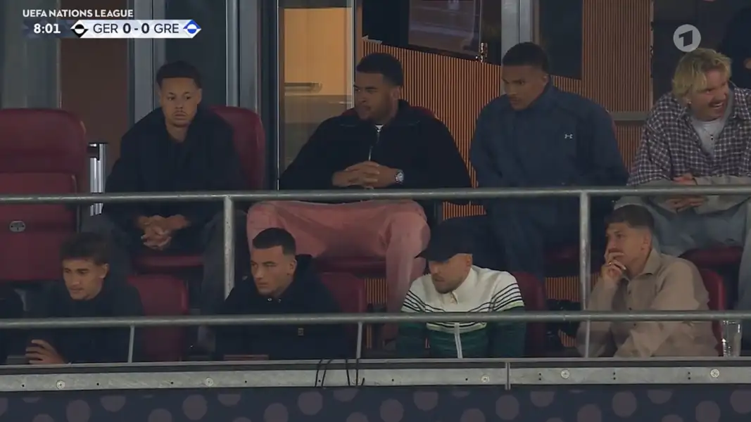 Said El Mala zusammen mit seinen DFB-Teamkollegen in Augsburg auf der Tribüne. (Screenshot: ARD)