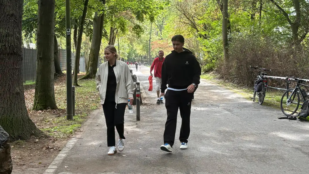 Mikey Moore (re.) am Dienstag auf dem Weg zum FC-Training im Franz-Kremer-Stadion. (Foto: GEISSBLOG)