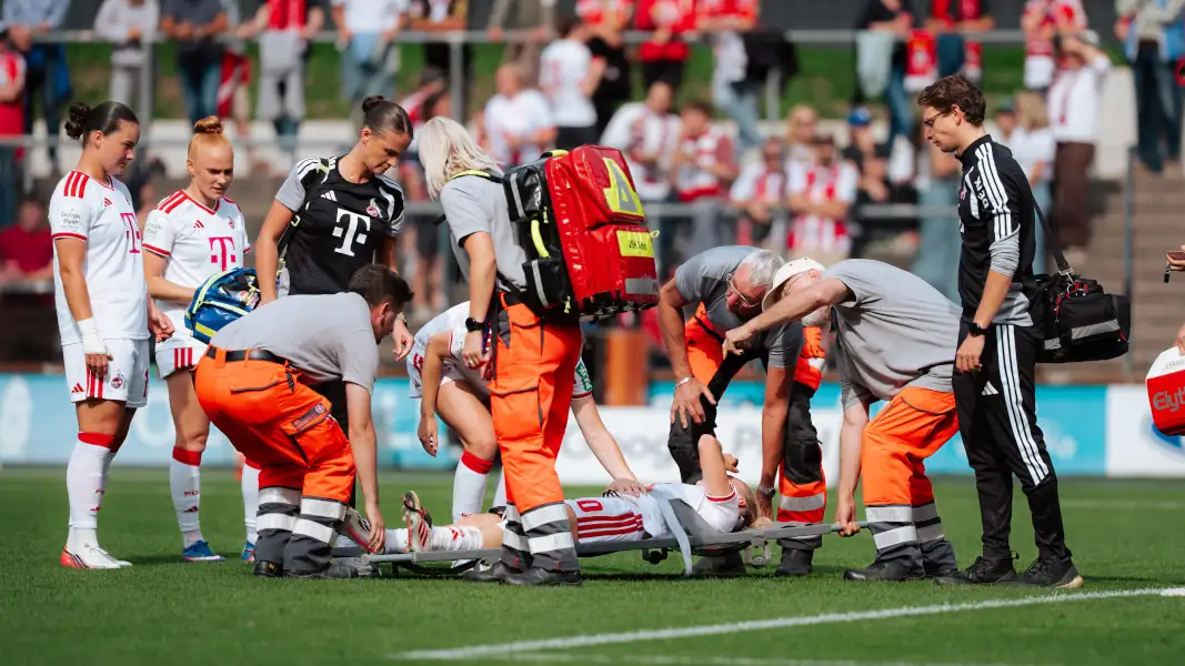 Sophie Nachtigall muss gegen Union Berlin mit einer Trage vom Platz gebracht werden. (Foto: IMAGO / Gabor Baumgarten)