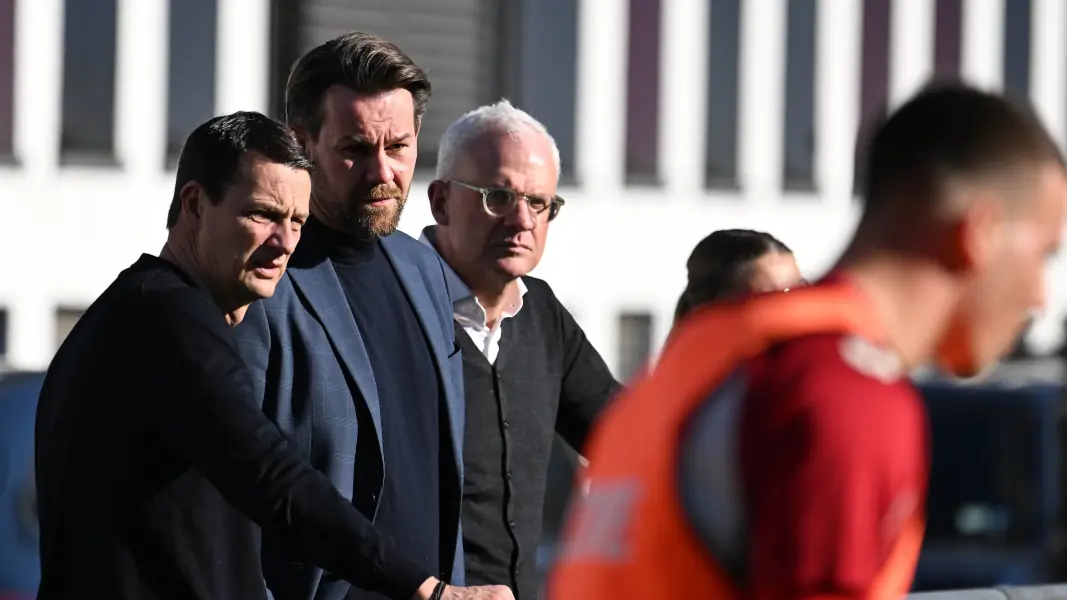 Die FC-Vizes Jörg Alvermann (r.) und Ulf Sobek mit Sportchef Thomas Kessler. (Foto: IMAGO / Jan Huebner)