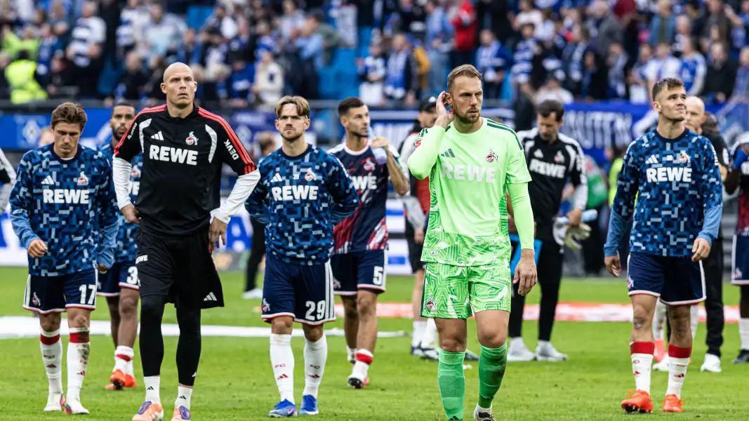 Die Spieler des 1. FC Köln nach der Niederlage in Hamburg auf dem Weg in die Fankurve. (Foto: IMAGO / Beautiful Sports)